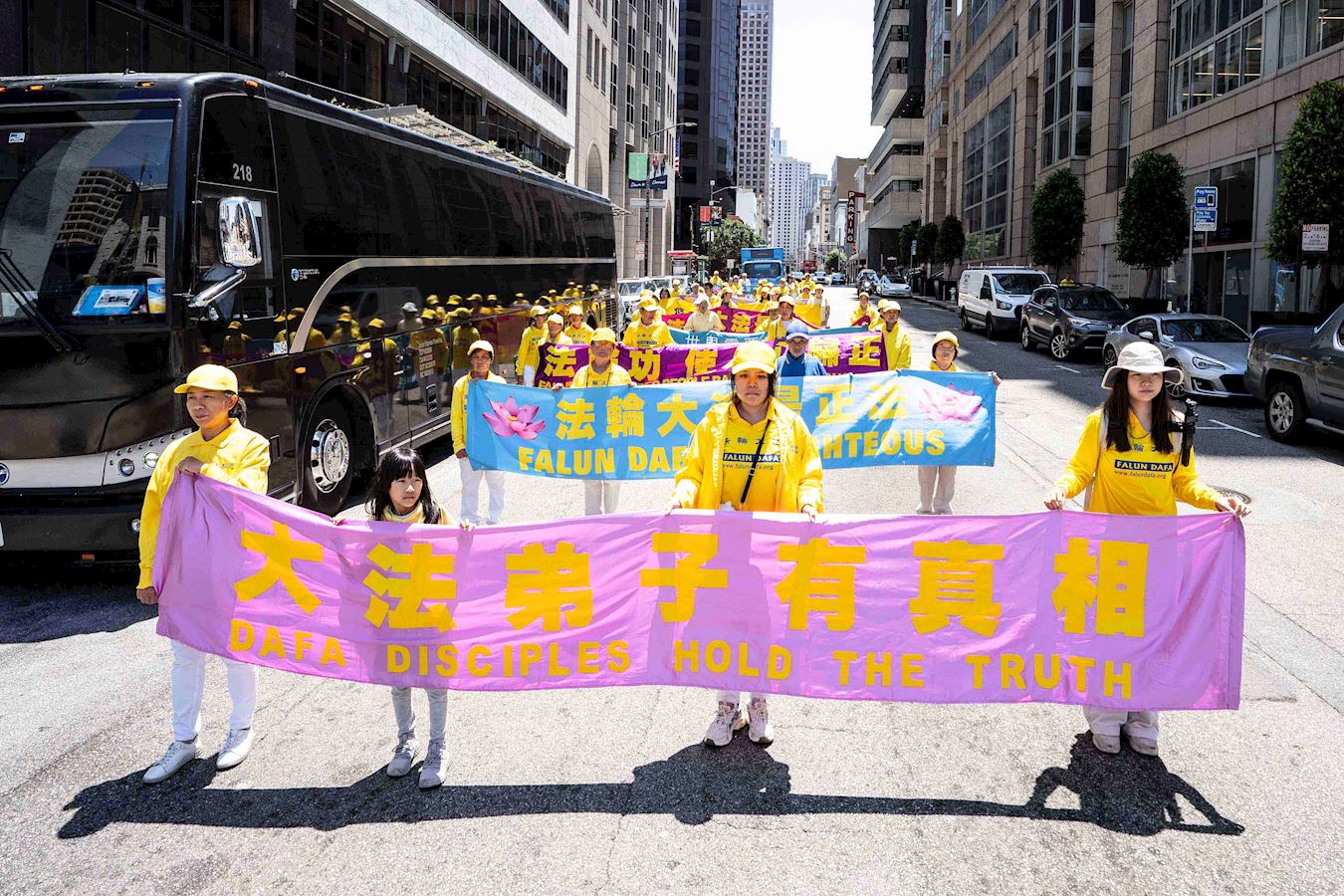 '图3~17:法轮功学员在旧金山举行反迫害游行'