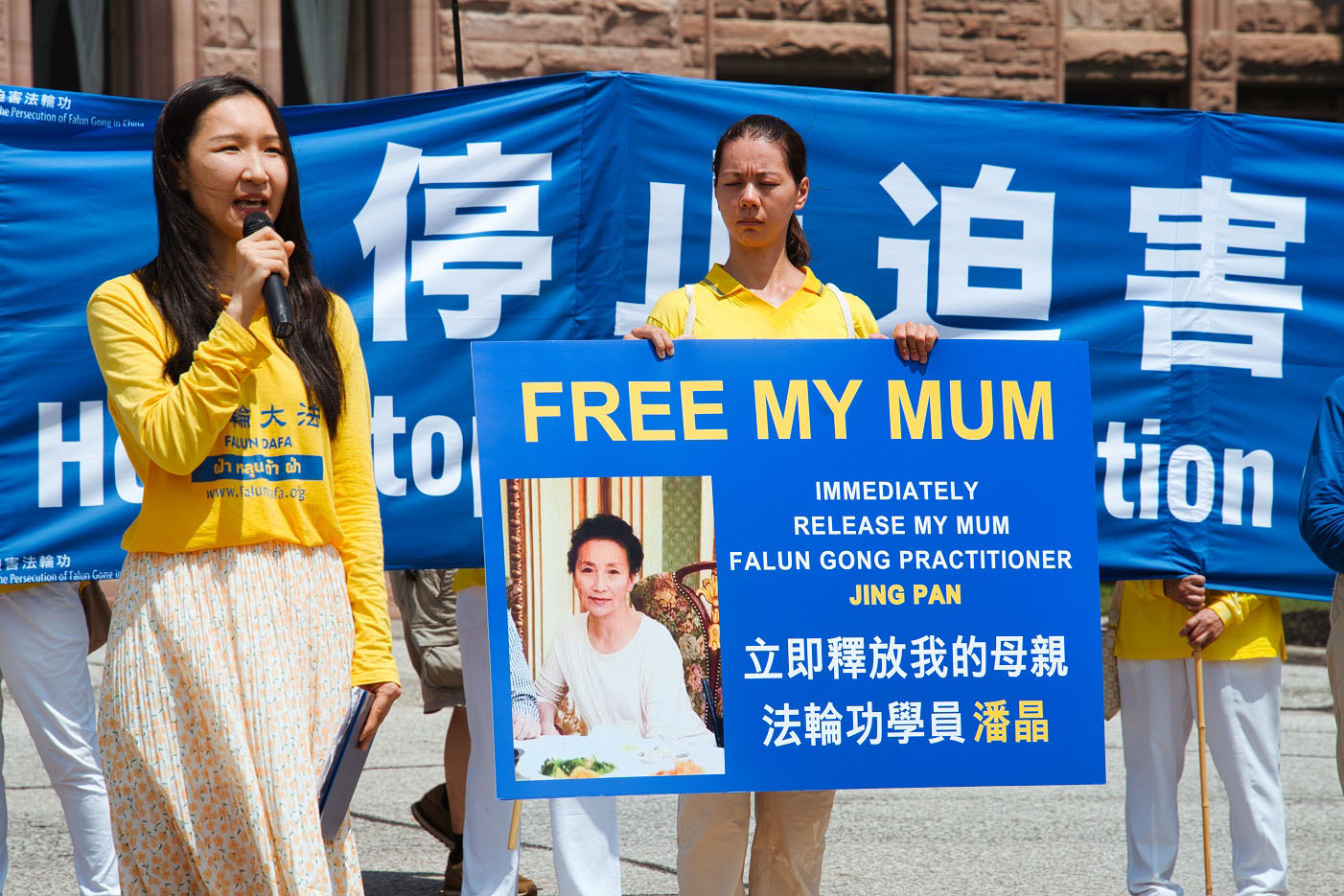 图7:法轮功学员杨曼(左)希望国际社会关注中共对其母亲潘晶女士的迫害。