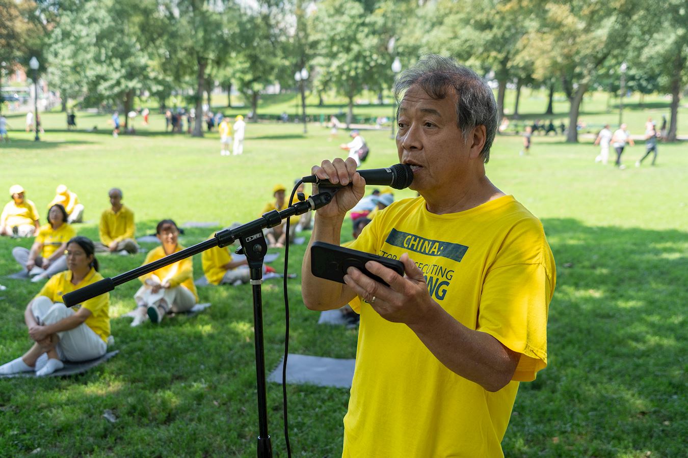 '图1:二零二五年七月十二日,波士顿法轮功学员在公共公园集会,呼吁制止中共跨国镇压。'