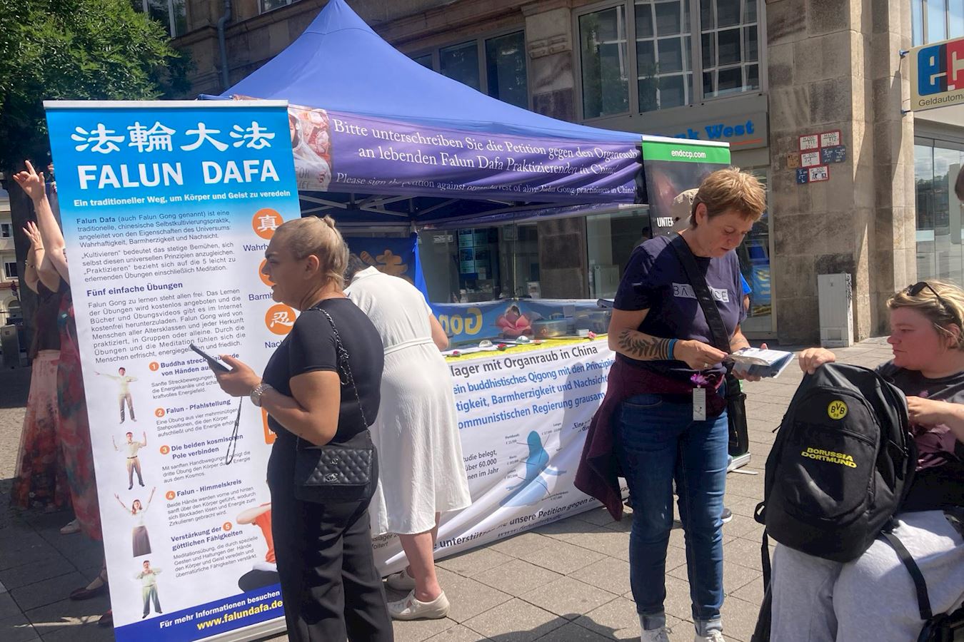 '图2:二零二五年七月十二日,德国法轮功学员在埃森(Essen)举办信息日活动,民众关注。'