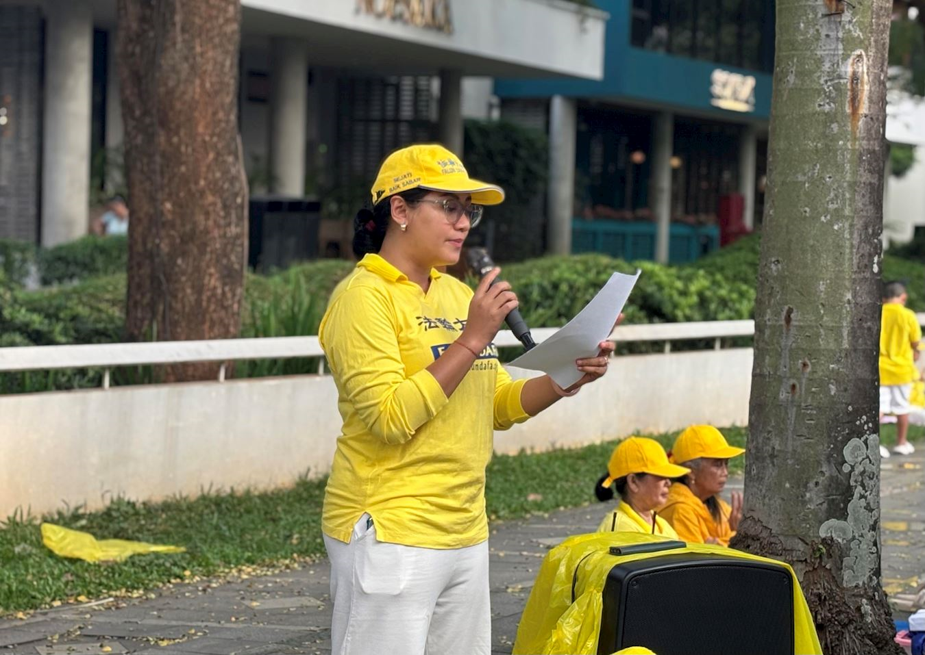 '图4:印尼法轮大法学会发言人萨斯特拉尼女士在集会中发言。'