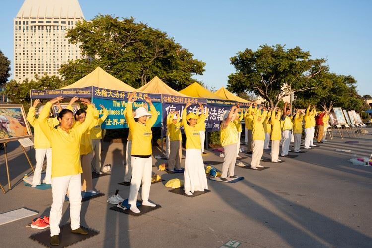 '图1:法轮功学员在真善忍画展结束后做功法演示。'