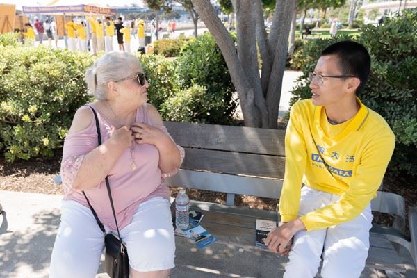 '图5:圣地亚哥县东郡艾尔克宏市议员米歇尔·梅切尔观看了画展并和法轮功学员长时间交谈,了解真相。'