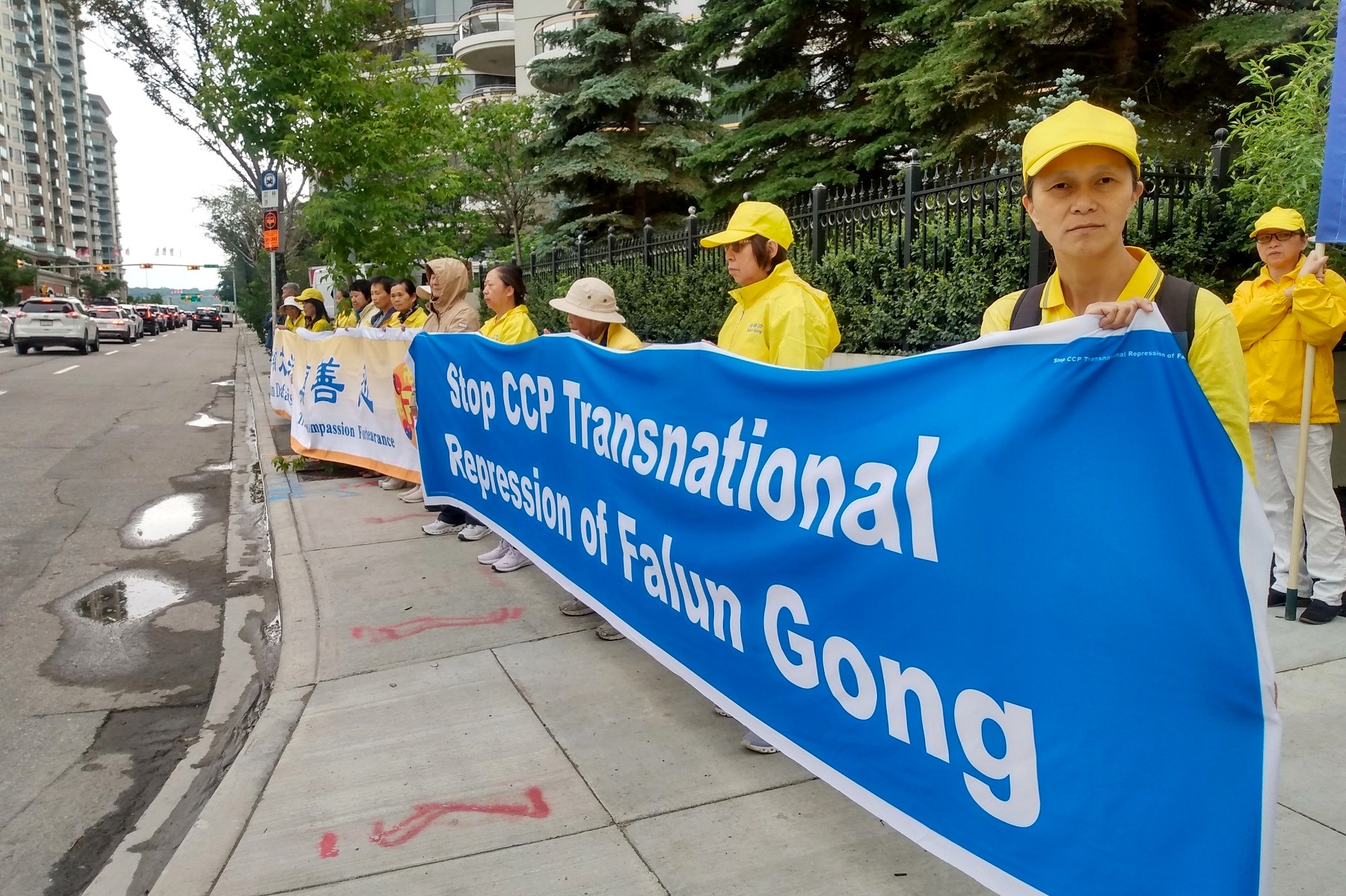 图1~4:二零二五年七月十七日,加拿大卡尔加里部份法轮功学员在中领馆前举行七二零集会活动。