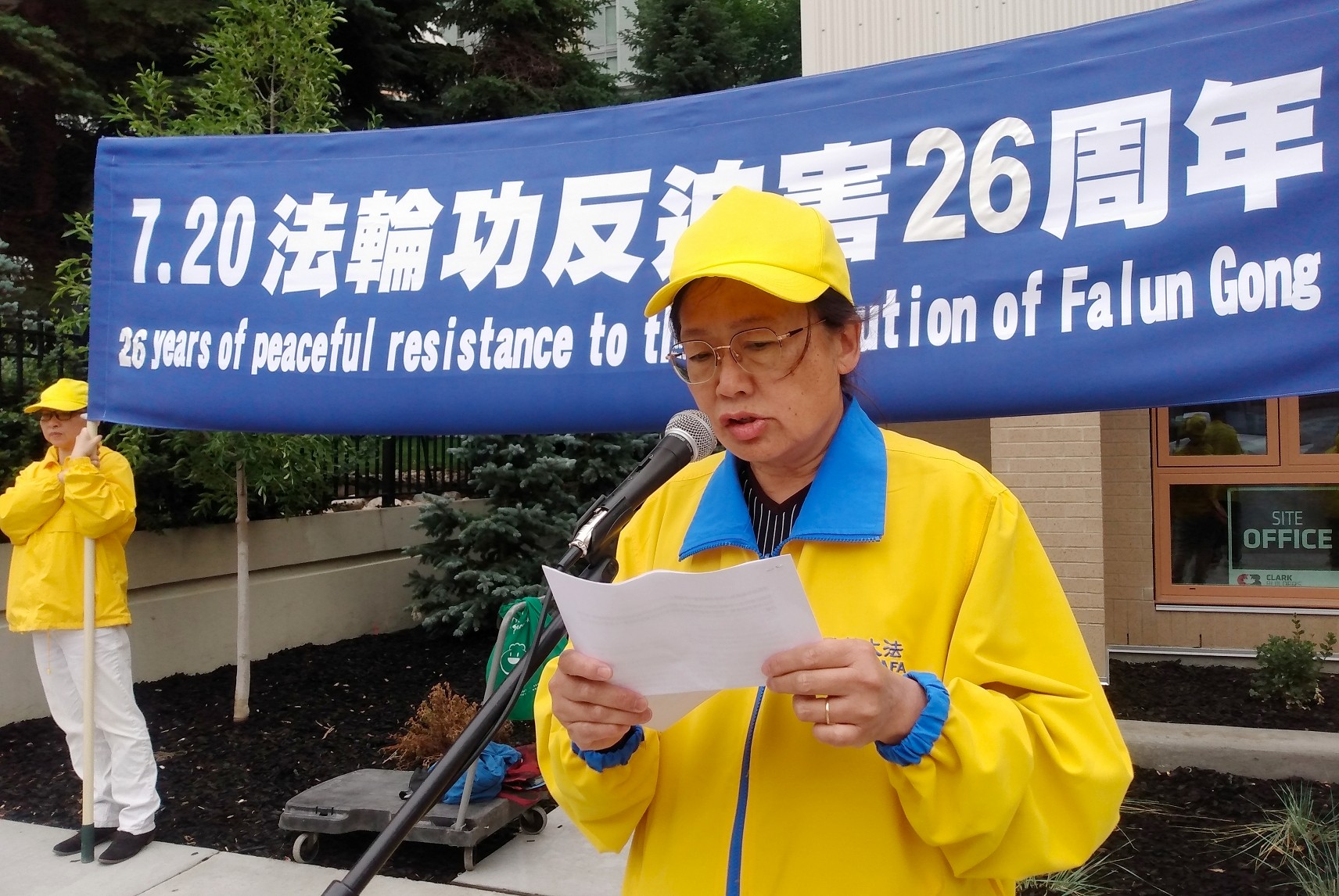 图6:法轮功学员陈女士在宣读加拿大法轮大法学会声明。