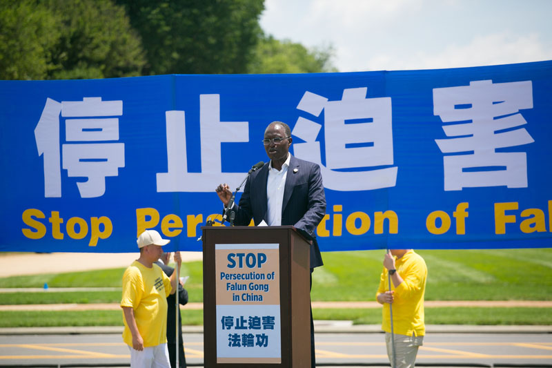 图8:美国国际宗教自由委员会委员穆罕默德·埃尔萨诺西(Mohamed Elsanousi)在集会上发言。