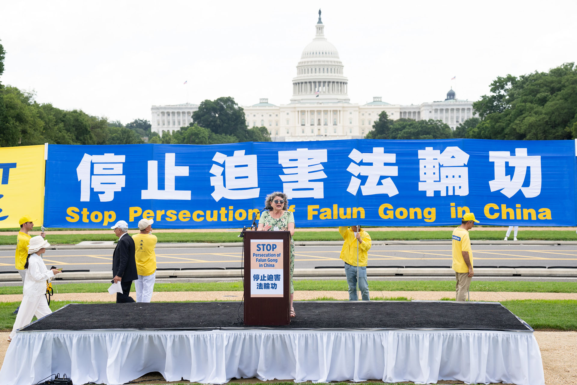 图10:全球基督教会卡特蒂莫斯宣导主任费斯·麦克唐纳尔(Faith McDonnell)在集会上发言。