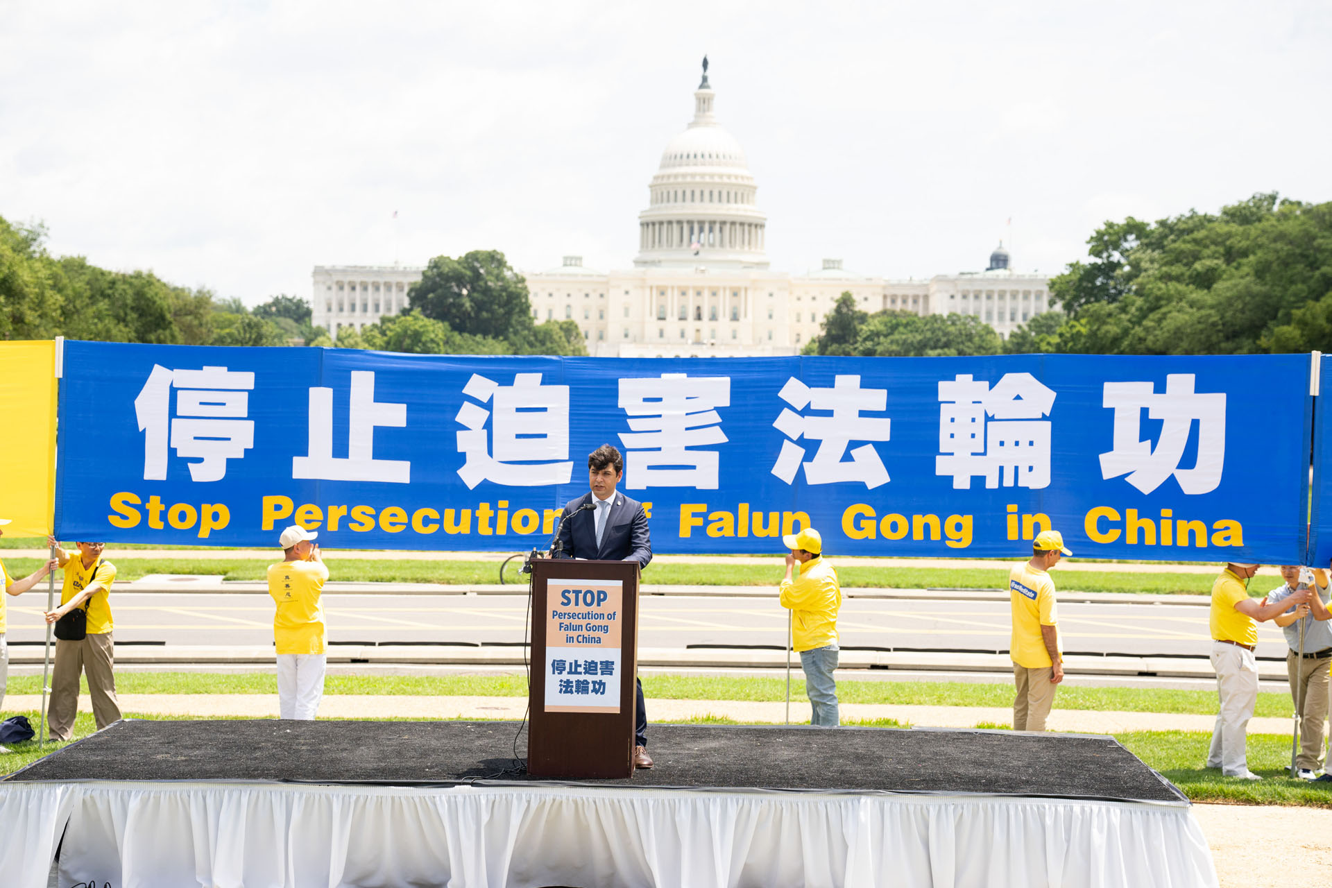 图11:共产主义受害者纪念基金会中国研究副主任塞尔坎·塔斯(Serkan Tas)在集会上发言。