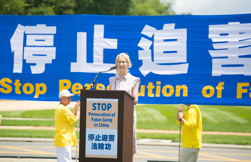 图12:基督教自由国际总裁温迪·赖特(Wendy Wright)在集会上发言。