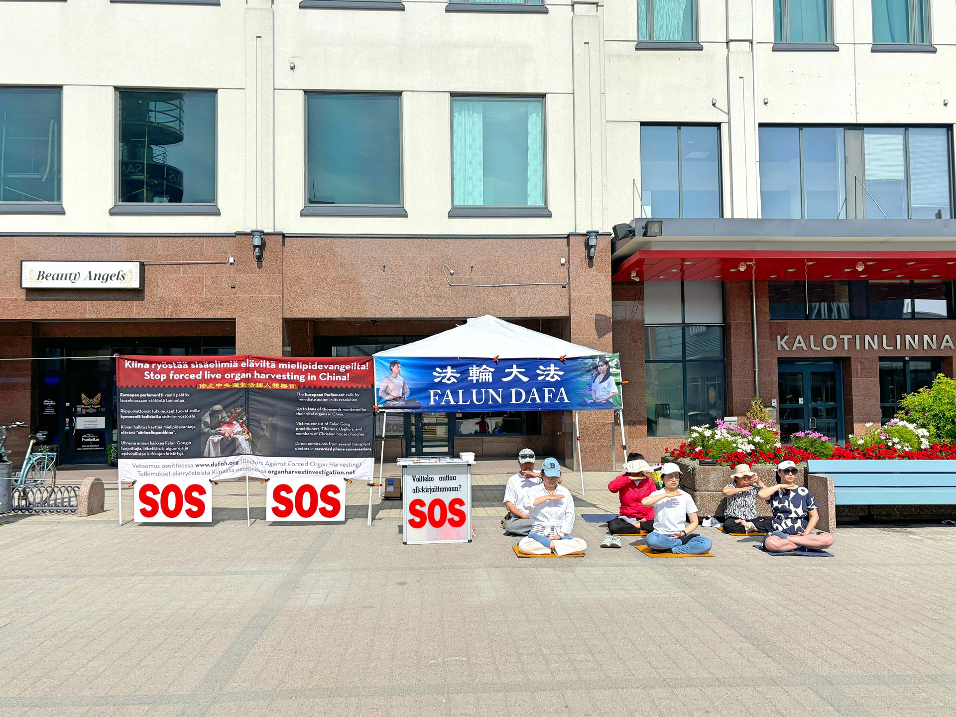 图1:二零二五年七月十二日,在芬兰北部城市罗瓦涅米,法轮功学员炼功、讲真相。