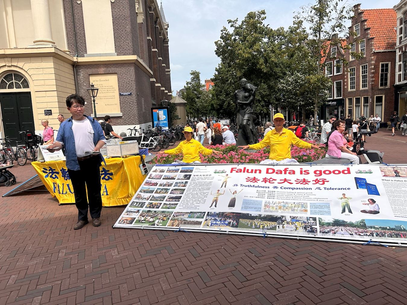 '图1:学员们在莱顿市中心哈雷梅尔街(Haarlemmerstraat)讲真相'