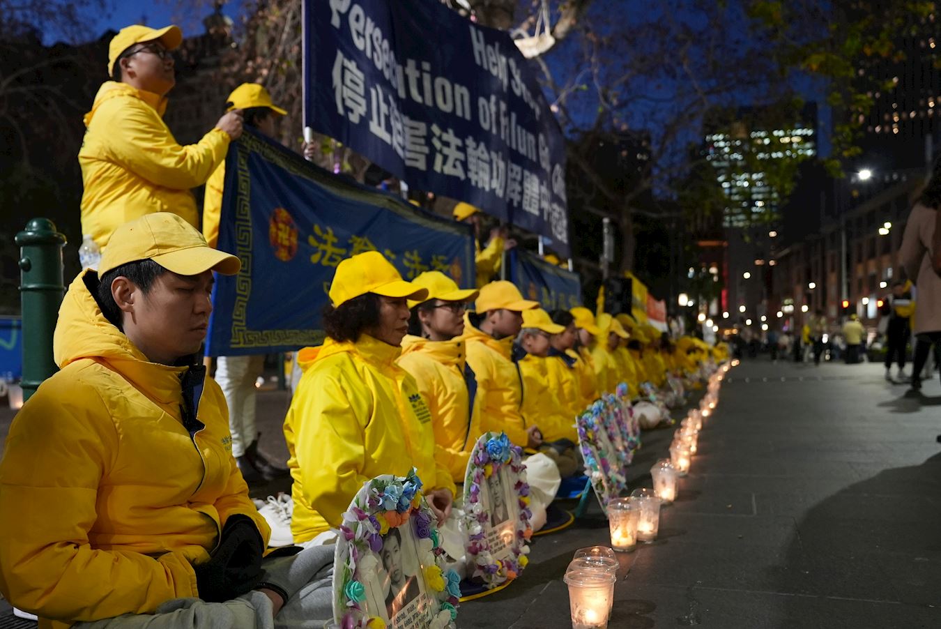 '图17:烛光悼念为坚守信仰而被中共迫害致死的法轮功学员,呼吁停止迫害。'