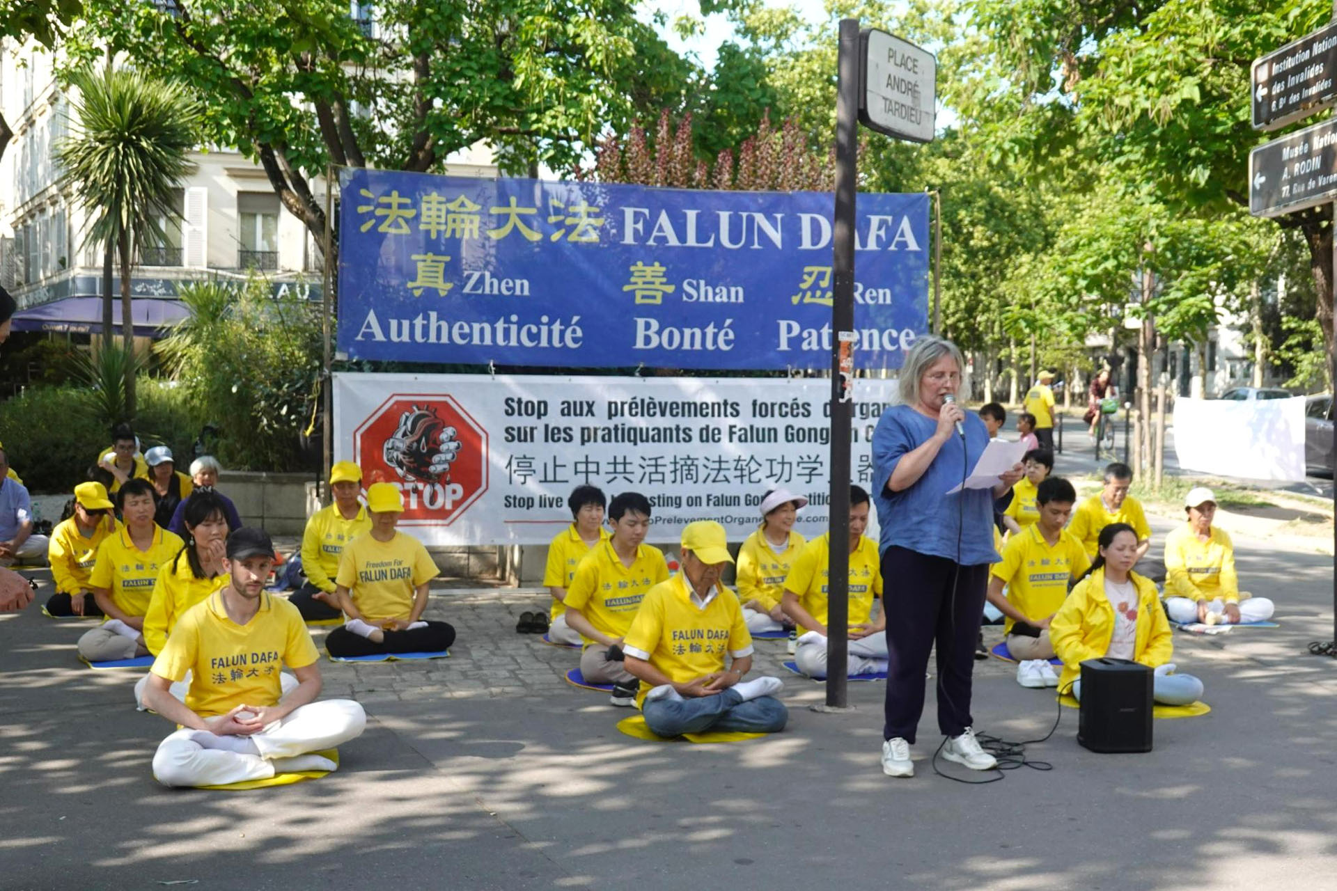 图3:法轮功学员在集会上代读了“反强摘器官医生组织”(DAFOH)发来的发言稿