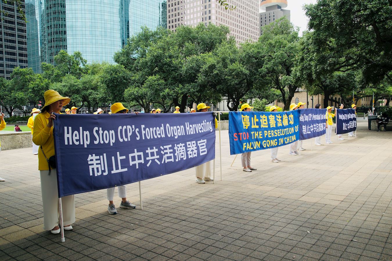 '图1~4:二零二五年七月十七日,休斯顿和奥斯汀的部份法轮功学员在休斯顿市政厅前的赫曼广场举行和平集会,要求中共立即停止迫害法轮功。'