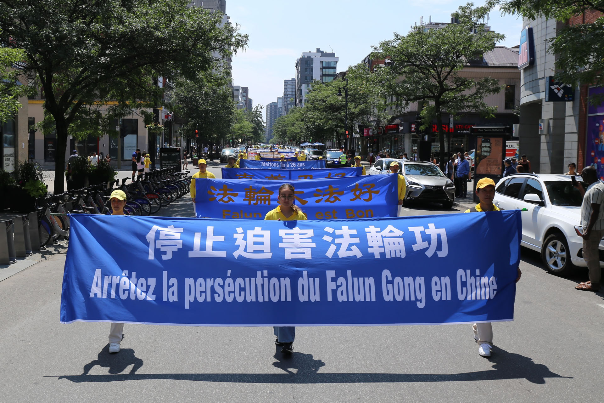 图1:二零二五年七月十九日,魁北克部份法轮功学员在蒙特利尔市中心举行游行集会,呼吁制止中共对法轮功长达二十六年的残酷迫害。