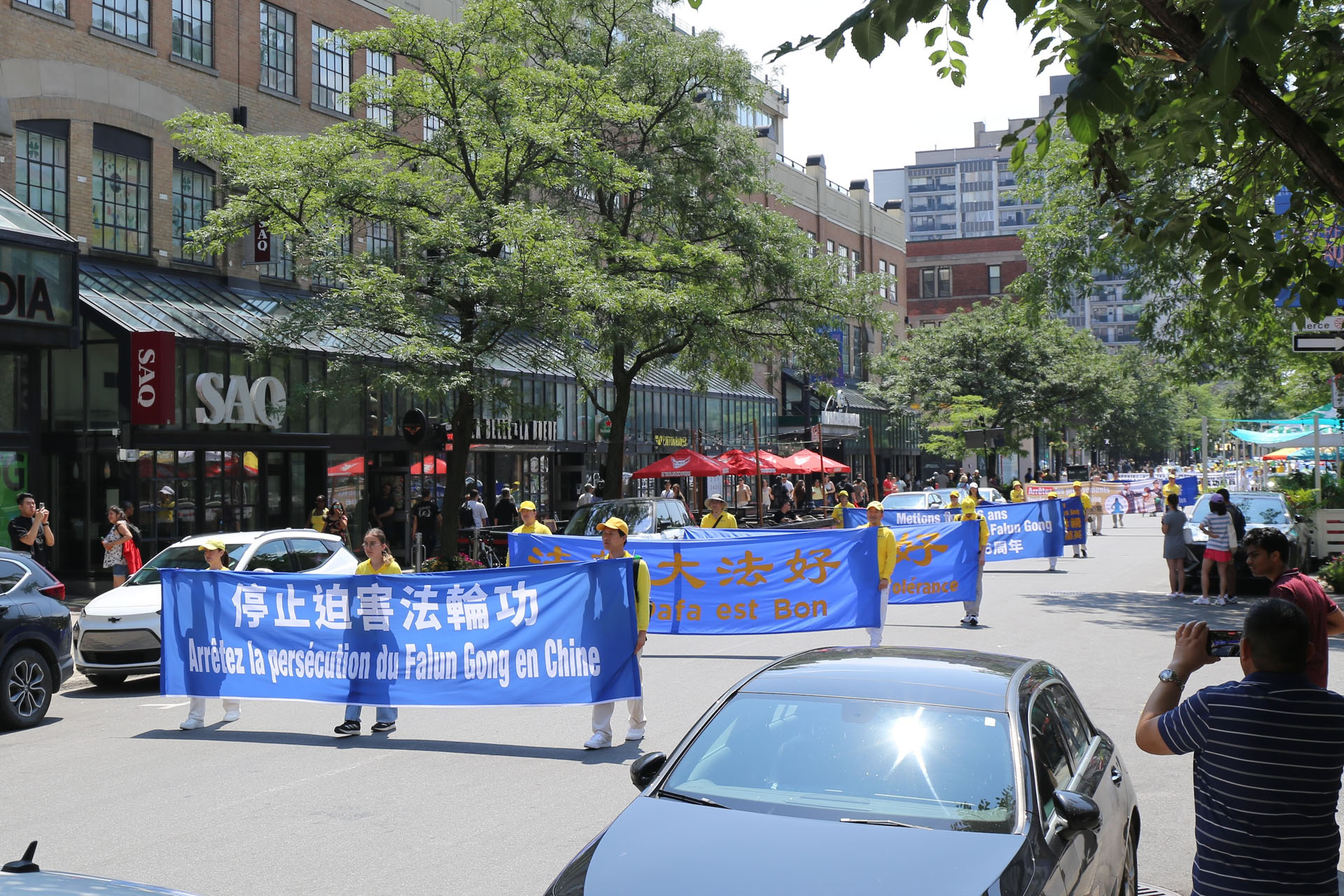 图3:游行队伍行进在商业街圣凯瑟琳大街上。