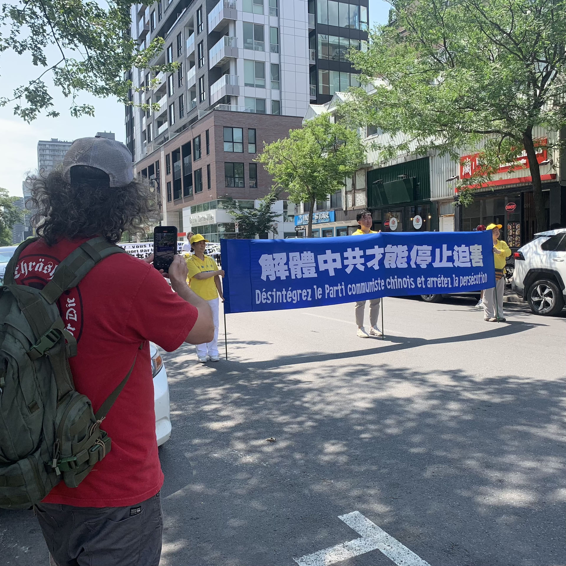 图6:民众对着法轮功学员打出的横幅录像。