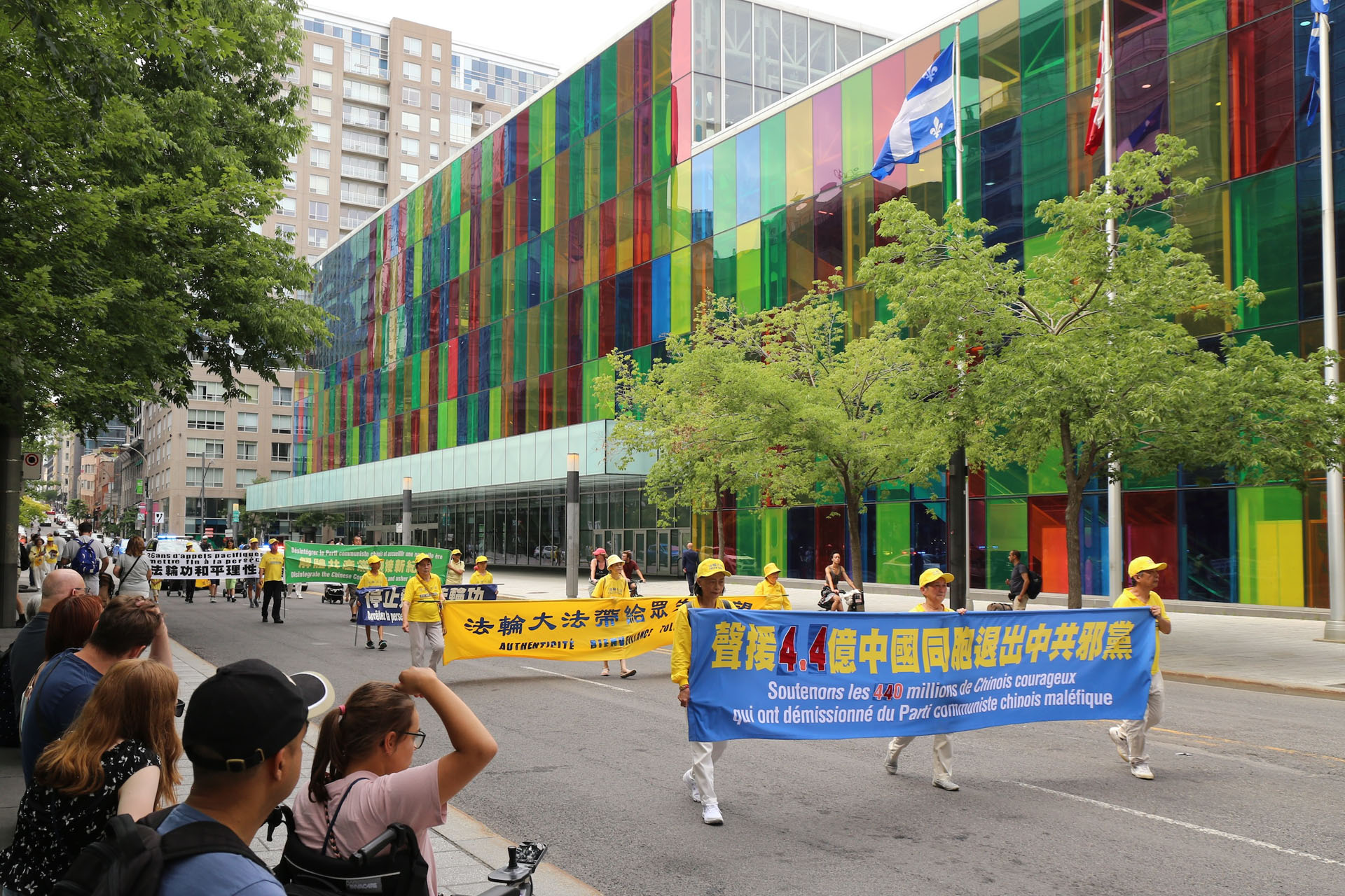 图7:游行队伍经过蒙特利尔地标建筑会展中心。
