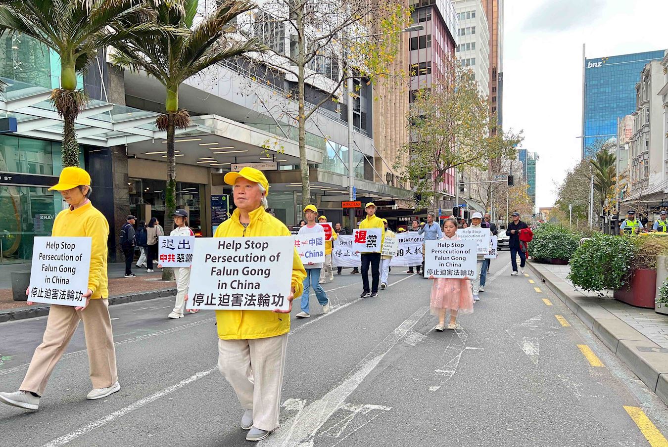 '图1~14:二零二五年七月十九日星期六,新西兰法轮功学员在奥克兰市中心皇后大街游行,反对中共长达二十六年的迫害。'