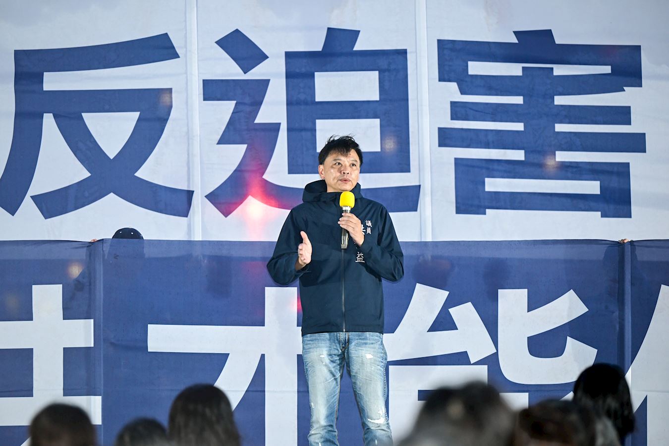 '图5:台湾议员洪健益向所有坚持真理、和平讲真相的法轮功学员致敬。'