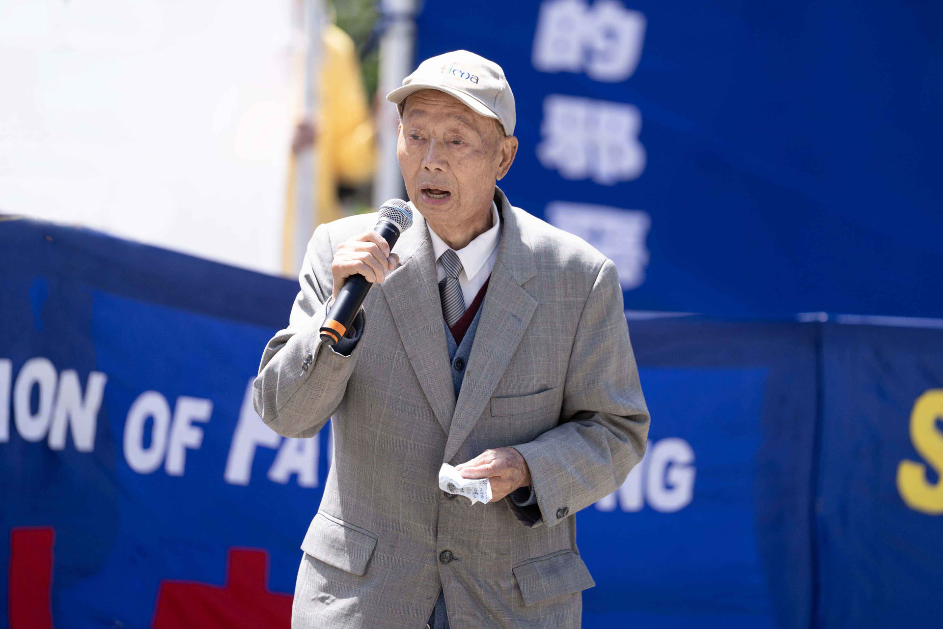 图17:旧金山居民余先生说,将来我们要审判中共