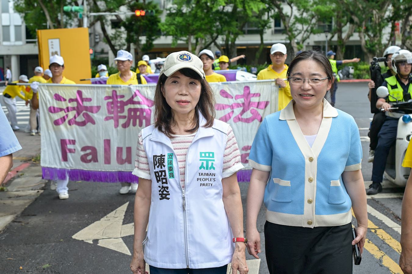 '图9:民众党立法委员陈昭姿走进游行队伍声援。'