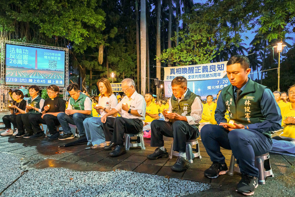 图4:多位政要一起参加烛光悼念。