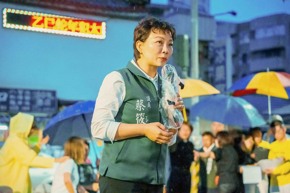 图8:台南市议员蔡筱薇在集会上致辞。
