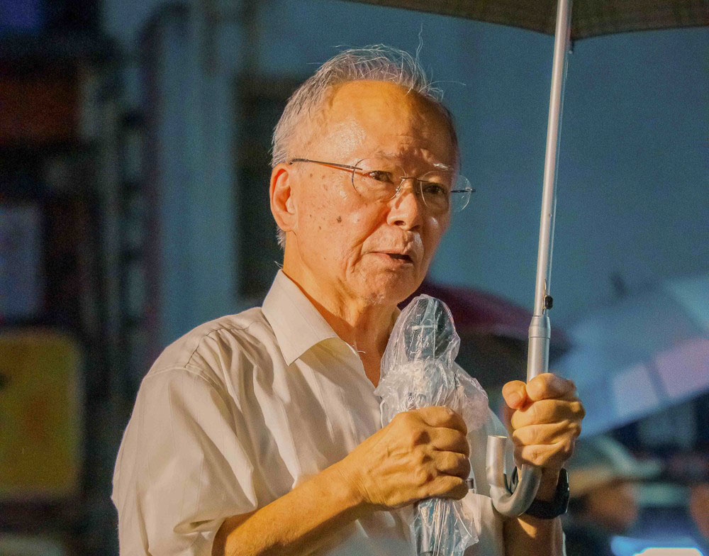 图9:台南市前教育局局长郑邦镇表示,法轮功学员的坚持,我非常的感动。