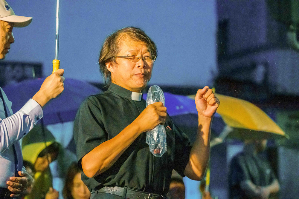 图11:机嘉胜牧师在致辞中感佩法轮功学员的勇气和毅力。