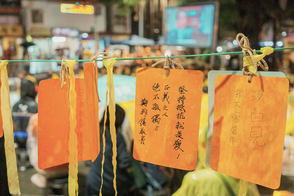图13:台南会场悬挂的反迫害声援卡上年轻人留下了正义之声。