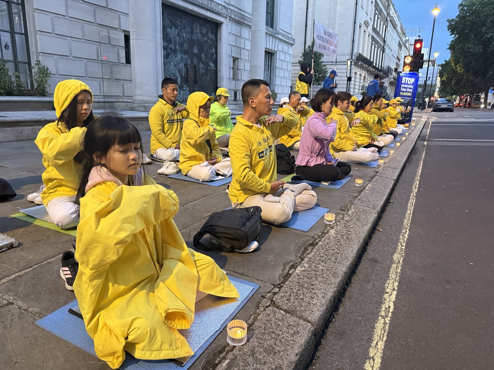 图13:法轮功学员举行烛光守夜,悼念那些在被中共非法迫害中失去生命的同修。