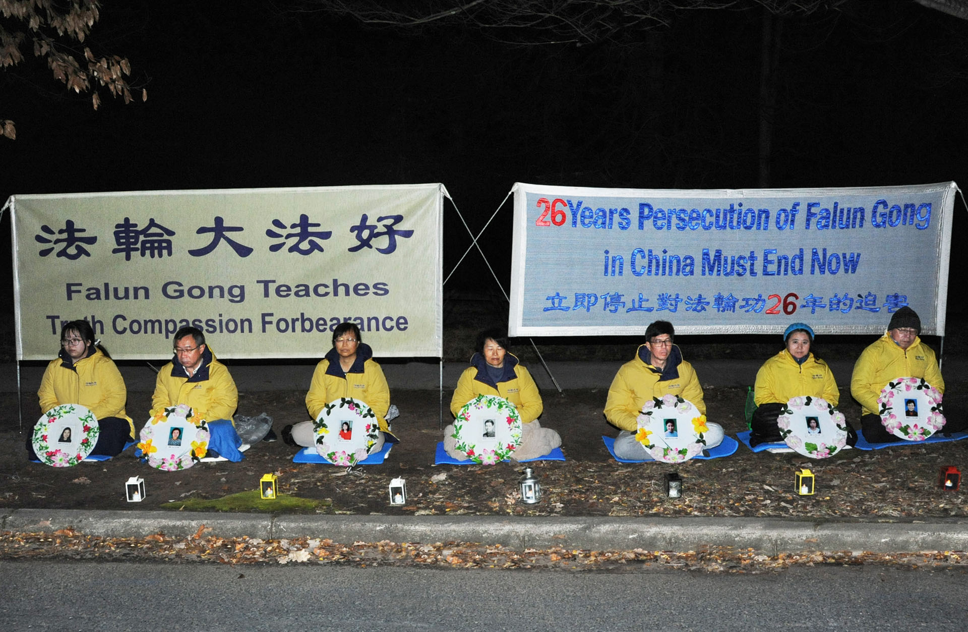 图1:二零二五年七月十八日,澳洲首都堪培拉部份法轮功学员在中共大使馆前举烛光夜悼。