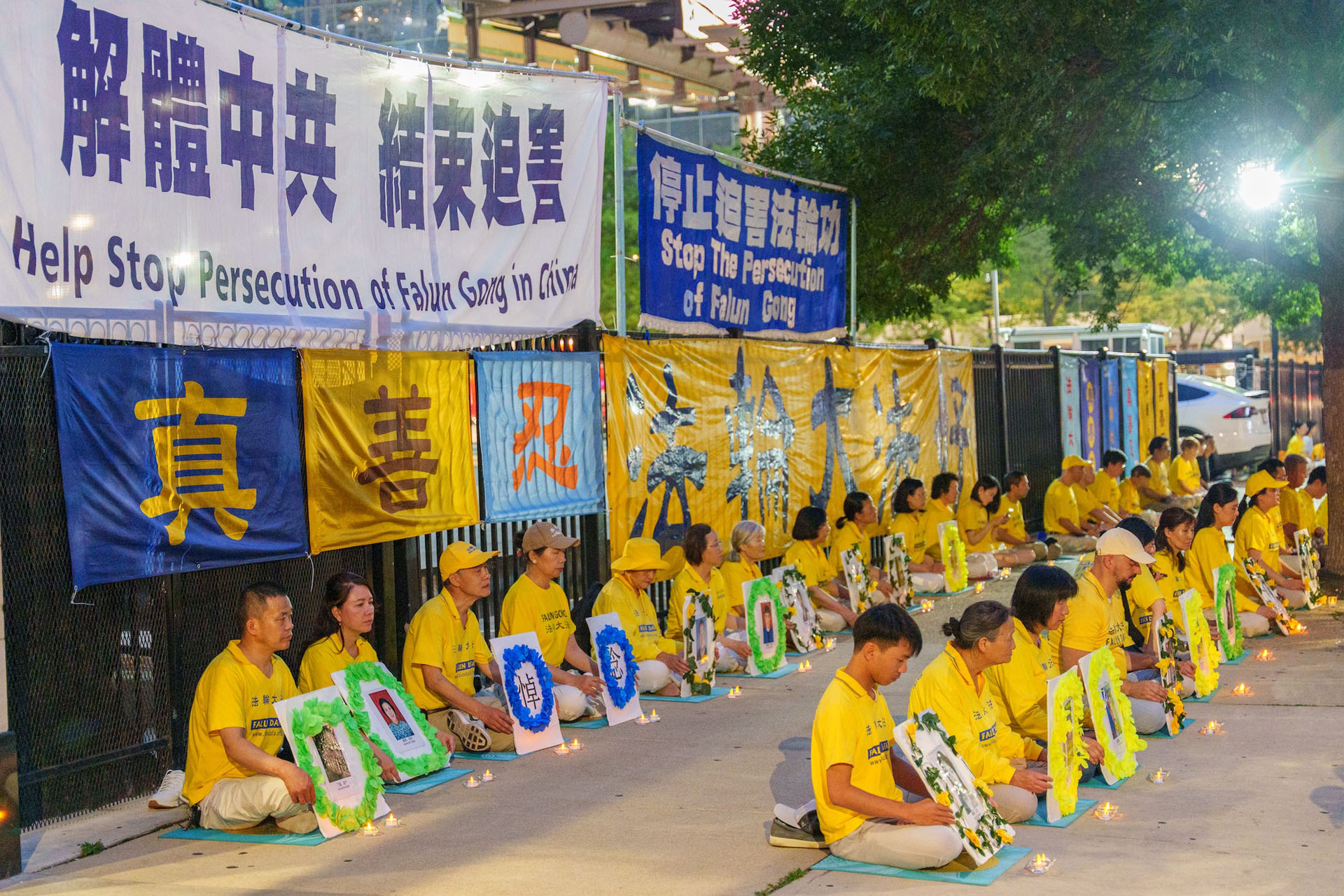 图4:中领馆前的烛光夜悼活动