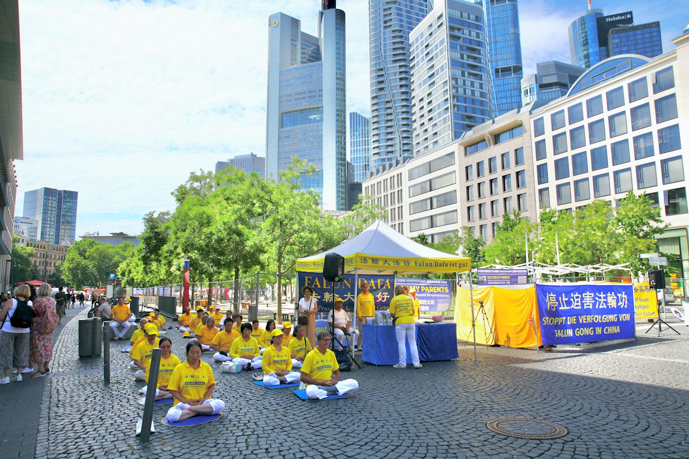 '图1:二零二五年七月十九日,法轮功学员在德国法兰克福歌德广场(Goetheplatz)举办反迫害二十六年活动。'