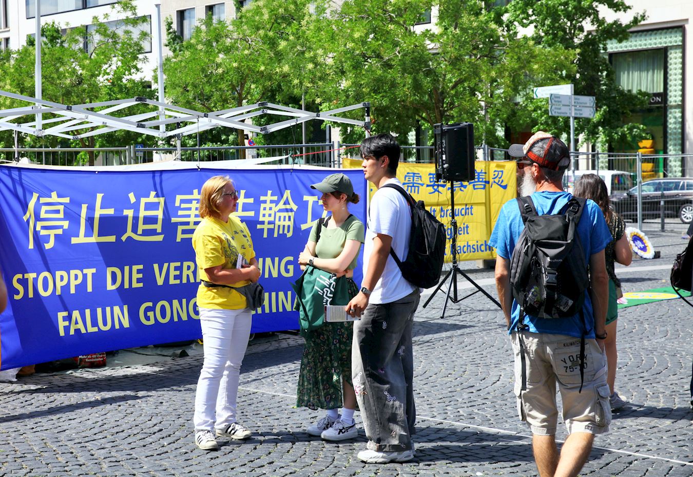 '图5~9:民众驻足了解法轮功。'