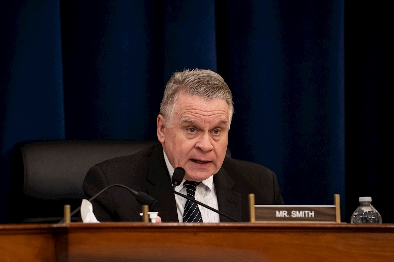'图:美国国会众议员史密斯(Chris Smith)谴责中共迫害法轮功,谴责中共干扰神韵艺术团的演出。'