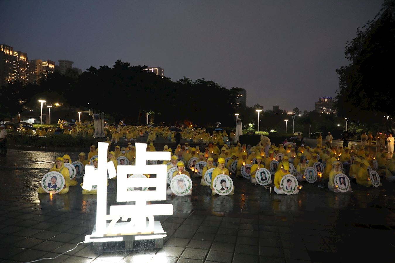 '图1~5:二零二五年七月二十日,台湾中部法轮功学员聚集在台中市文心森林公园,举行反迫害二十六周年集会与烛光悼念活动。'