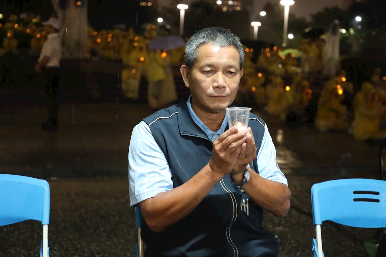 '图7:台中市议员刘士州手捧烛光,与现场学员一同悼念受迫害致死的学员。'