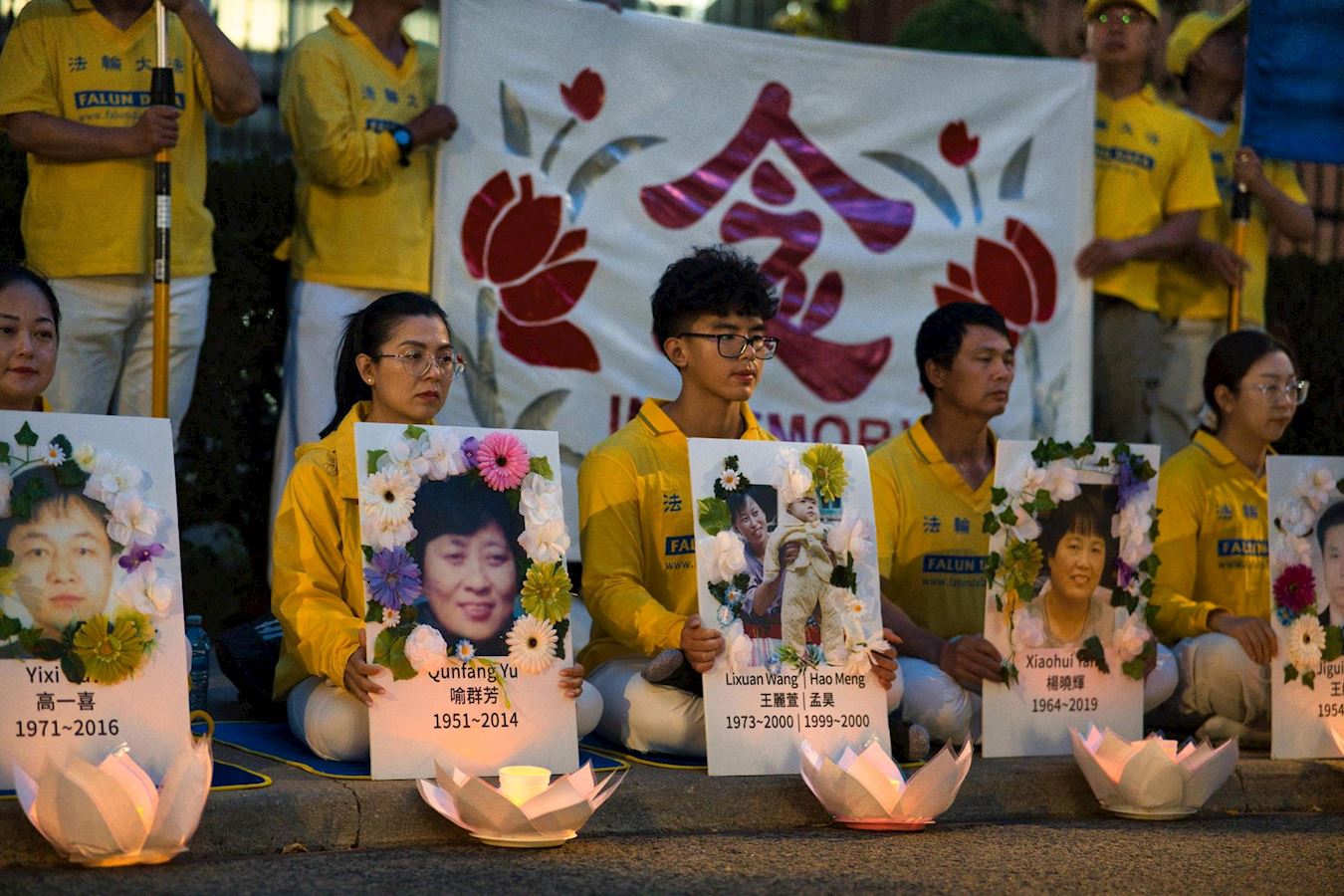 '图13~14:法轮功学员在中国驻多伦多领事馆门前举办烛光悼念活动'