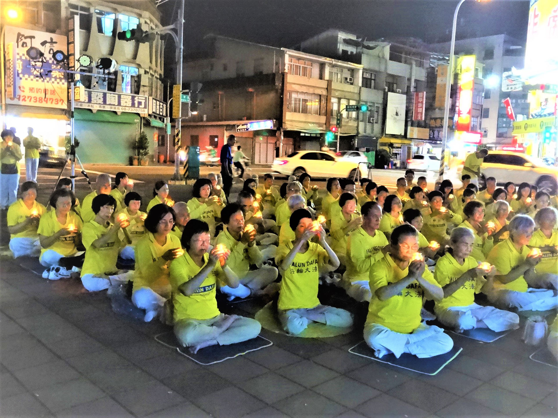 图4:二零二五年七月十三日屏東法轮功学员,在屏东千禧公园举行720烛光夜悼。