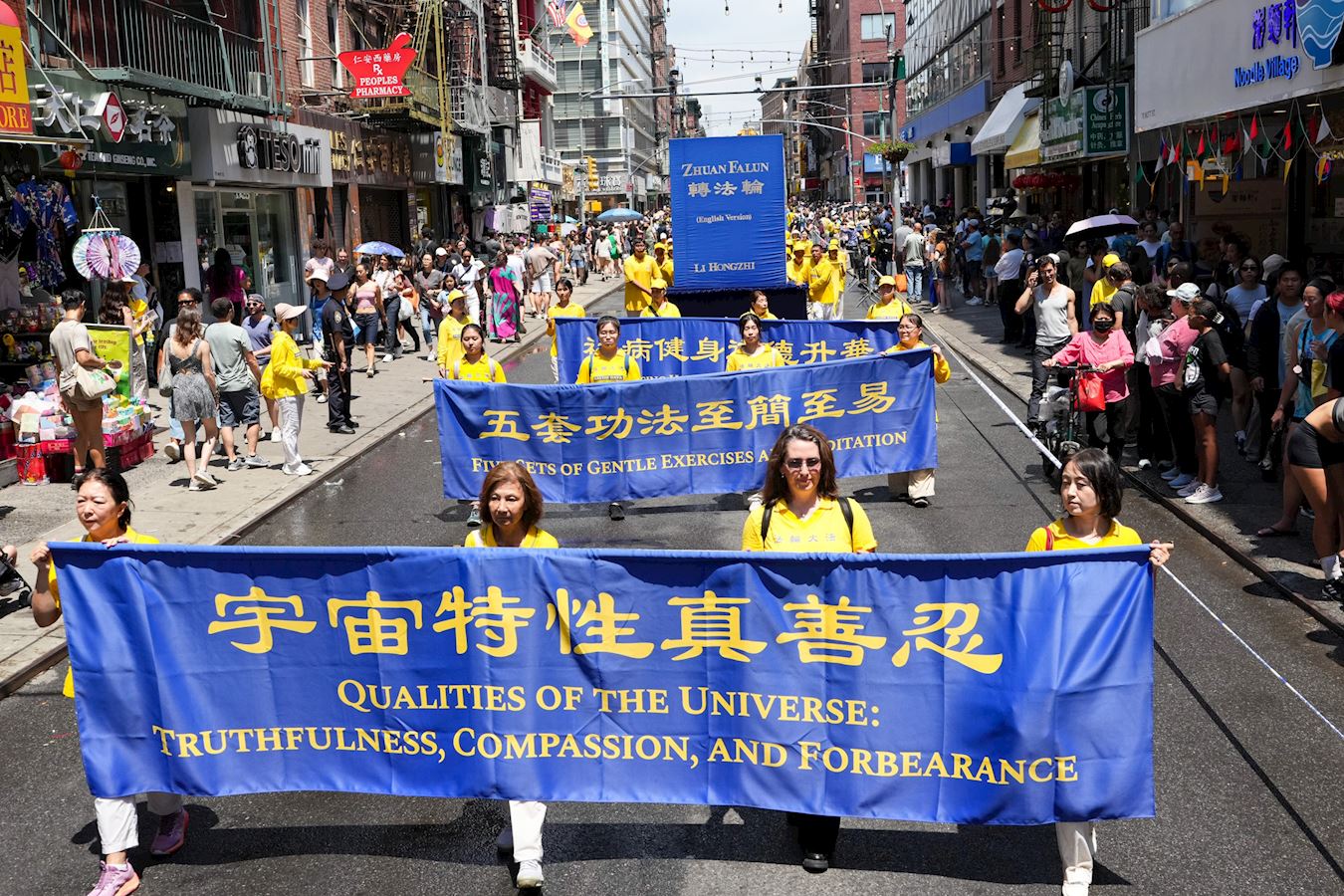 '图5~7:二零二五年七月二十日,部份神韵艺术家和法轮功学员在曼哈顿华埠举行法轮功反迫害26年大游行。'
