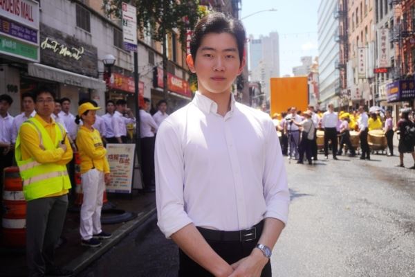 '图8:图为神韵主要领舞演员郭新宇游行前接受媒体采访。'