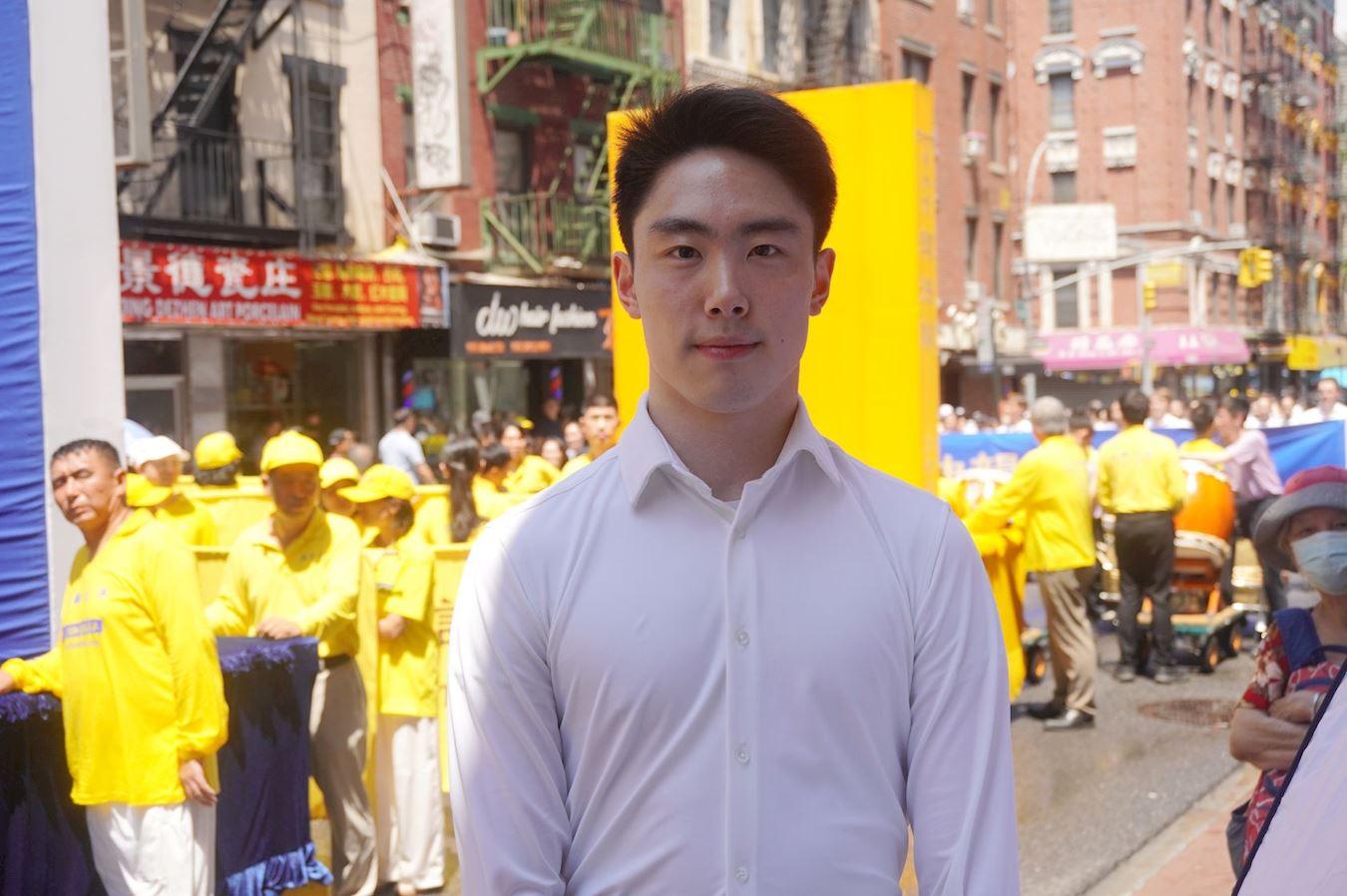 '图9:图为神韵舞蹈演员刘子幸接受媒体采访。据法轮大法明慧网资料,高蓉蓉(刘子幸的小姨)生前在中国沈阳市龙山劳动教养院遭到七个小时的电击,面貌被毁;证据照片在国际曝光后引起震动,中共当局极度恐慌。2005年6月16日,在时任中共政法委书记罗干的授意下,时任公安部部长的周永康亲自到沈阳督导,将高蓉蓉迫害致死。'