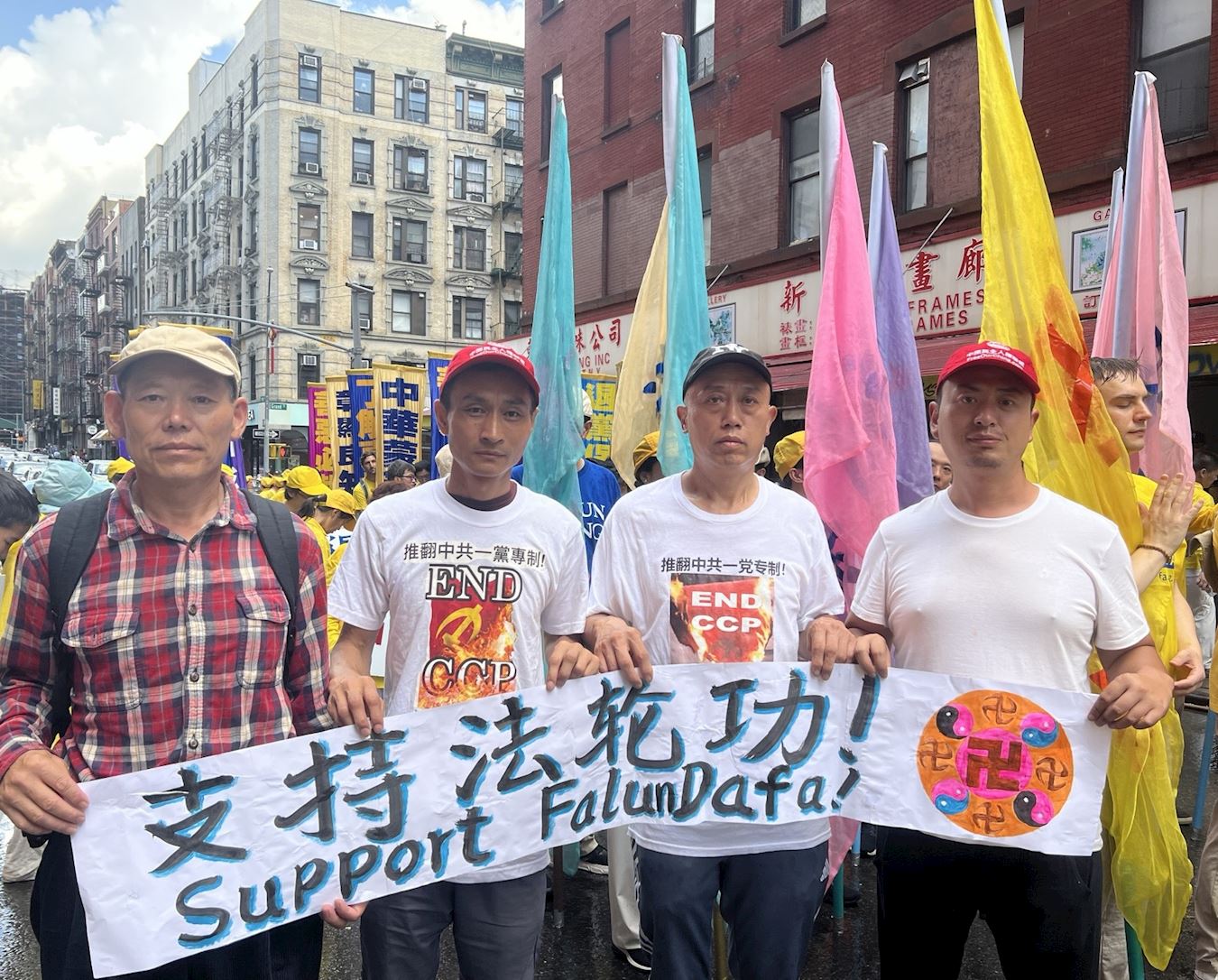 '图15:华人支持者们手持“声援法轮功保护法案”参加游行,表达支持。'