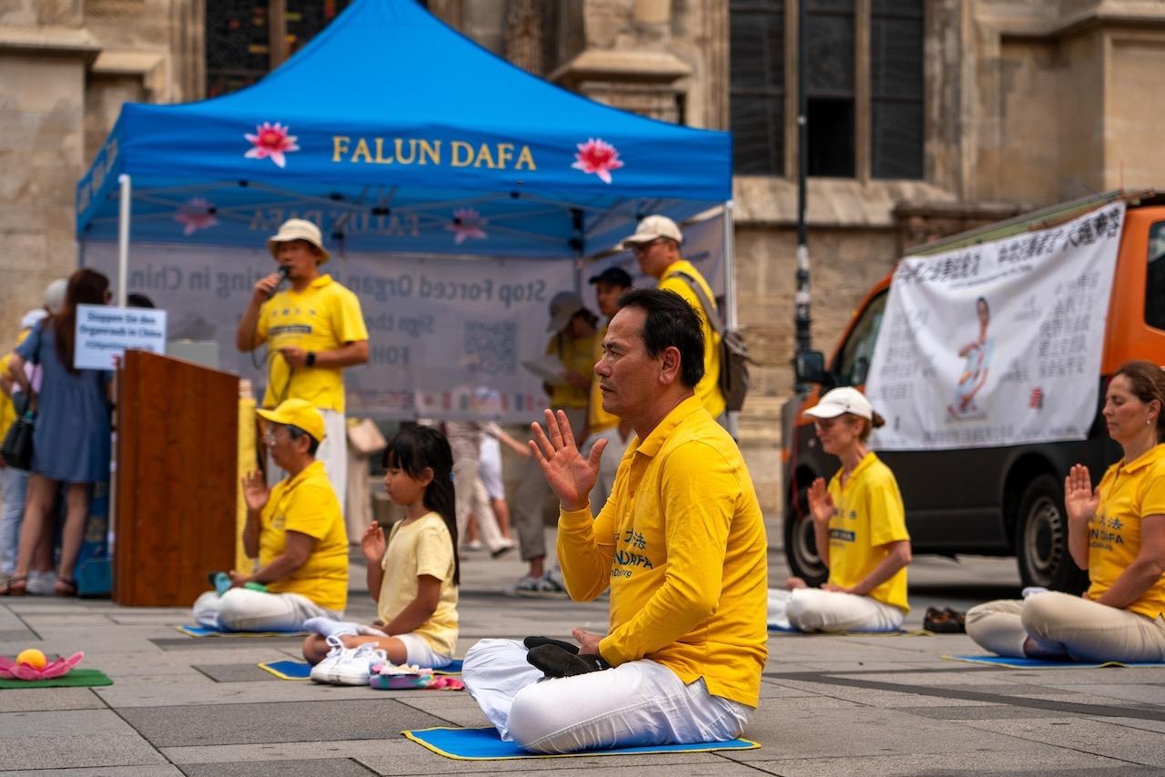图1~2:二零二五年七月十九日 ,奥地利部份法轮功学员在维也纳史蒂芬广场举办反迫害二十六年集会。法轮功学员演讲中,呼吁制止中共迫害无辜善良的法轮功学员以及活摘器官的罪恶。