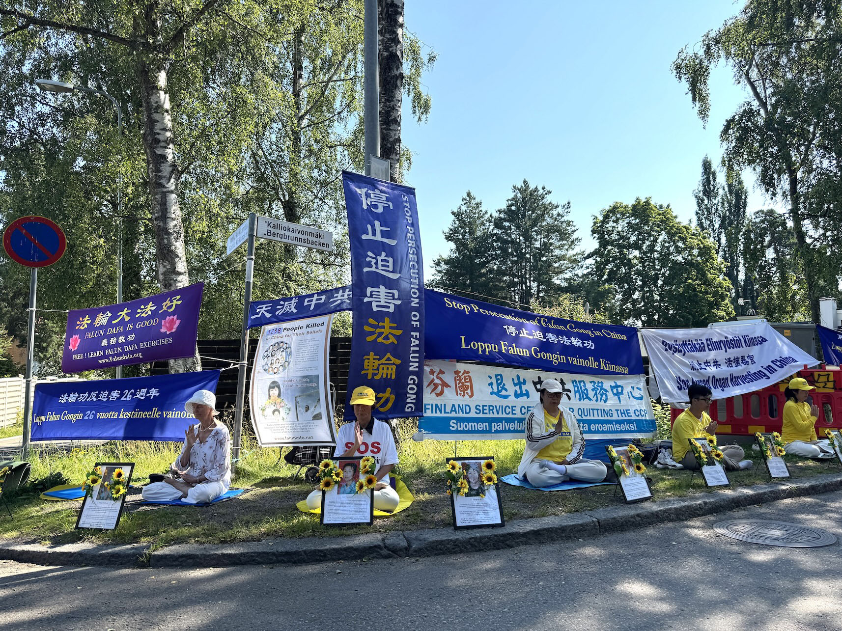 图1~2:法轮功学员在中国驻芬兰大使馆前举行和平抗议活动