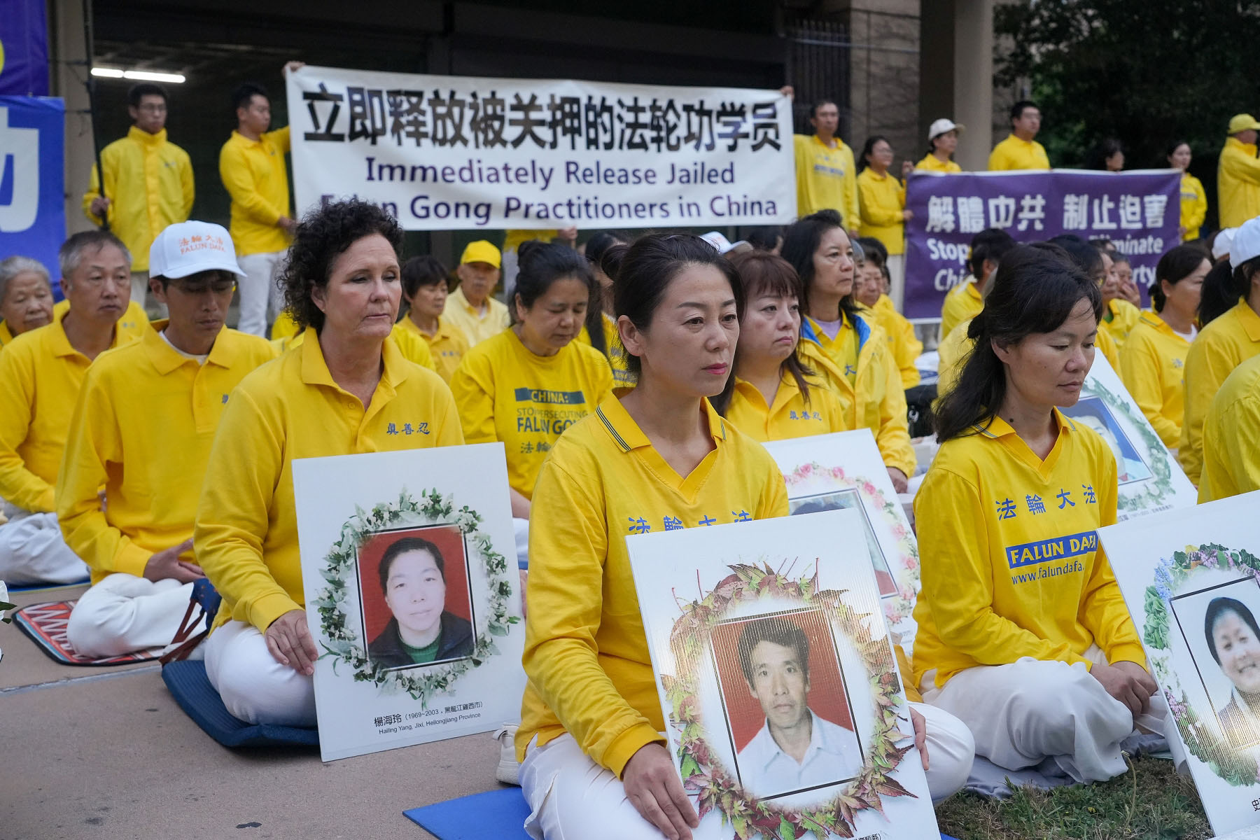 图1~4:二零二五年七月十九日,洛杉矶法轮功学员在中共领馆前举行烛光悼念集会,呼吁世人一起制止中共对法轮功的迫害。