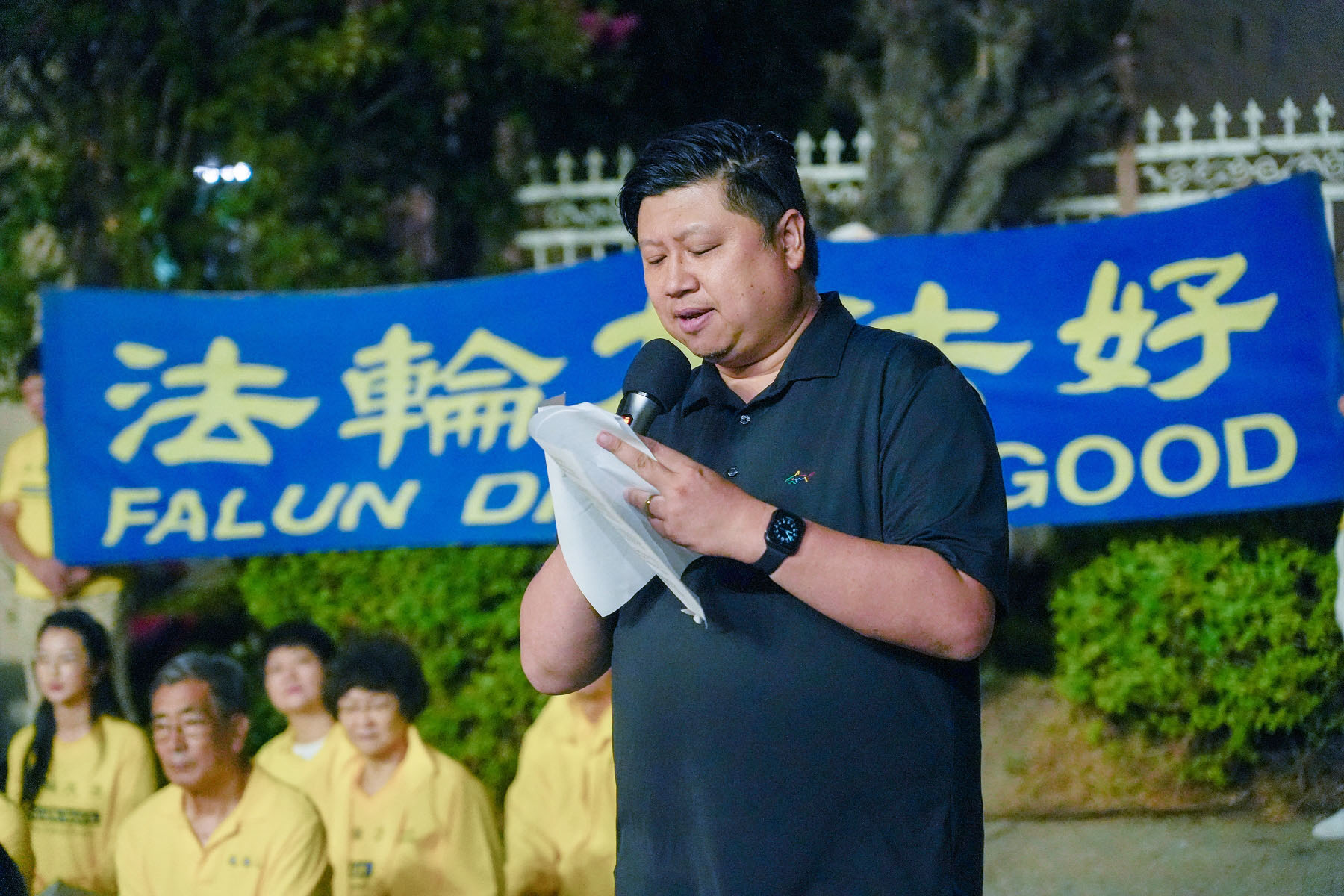 图6:台湾人公共事务会洛杉矶分会副会长吴兆峯(Ken Wu)在烛光悼念集会上致辞,声援法轮功学员反迫害。