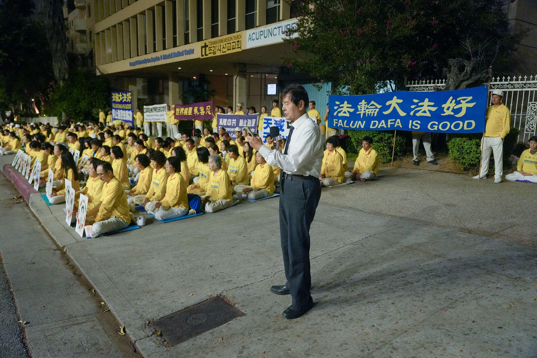 图7:美西南法轮大法学会会长李有甫在烛光悼念集会上致辞。